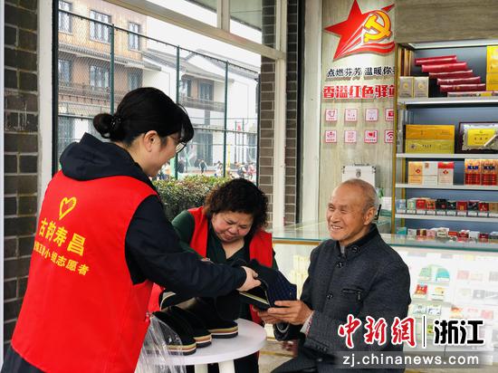 杭州烟草女性党员志愿者在“红色驿站”帮助老年人做手工。杭州市烟草专卖局 供图