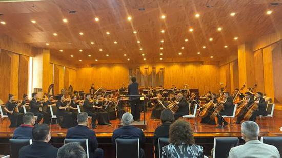 新疆艺术剧院管弦乐团演奏。缪文琴 摄