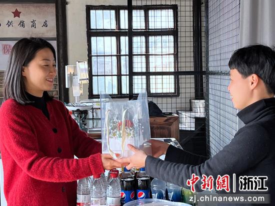 杭州烟草女职工将自己做的鲜花送给辖区女性零售户。杭州市烟草专卖局 供图