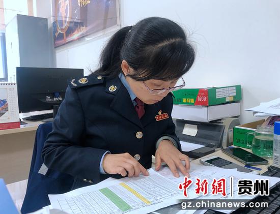 在平凡的岗位上书写“税月”芳华 ——记2021年度贵州省三八红旗手张劲