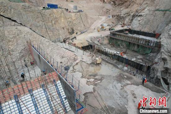 新疆大石峡水利枢纽工程各工程段近千名工程技术人员在现场忙碌着。　王拓 摄