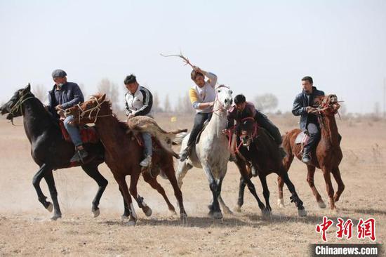 新疆喀什農牧民刁羊比賽角逐場面激烈?！∈枥湛h融媒體中心供圖