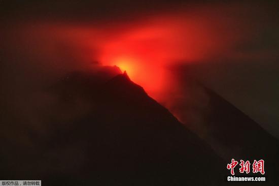 当地时间3月10日，印度尼西亚默拉皮火山于夜间喷发，岩浆从火山口流出，并喷发了大量热云。此次火山喷发迫使数百居民迁往临时避难所，目前无人员伤亡报告。