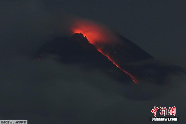 印尼火山噴發 巖漿噴涌而出