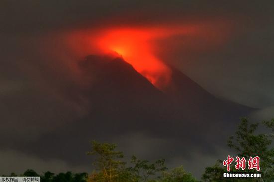 当地时间3月10日，印度尼西亚默拉皮火山于夜间喷发，岩浆从火山口流出，并喷发了大量热云。此次火山喷发迫使数百居民迁往临时避难所，目前无人员伤亡报告。