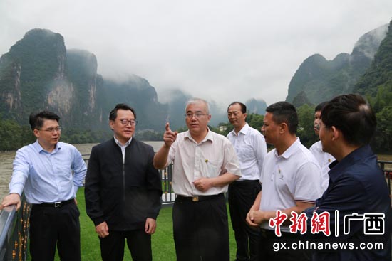 陈建军（左三）和自然资源部相关司局领导到桂林漓江流域调研。黄葛炎 摄
