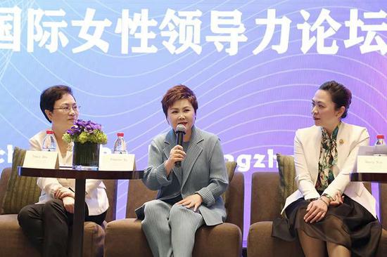 安利（中國）總裁余放（左二）與嘉賓探討女性領導力