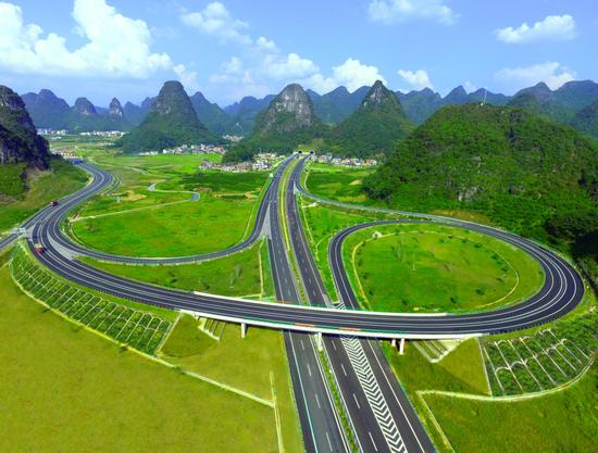 总投资129亿元的广西桂林至柳城高速公路于2021年底建成通车。
