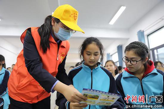 桂林铁路地区青年志愿者在桂林市第十九中学向学生们解读铁路安全知识。郑长贤 摄