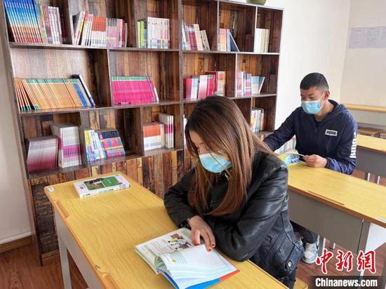 新疆兵团第十四师皮山农场五连职工群众在农家书屋阅读书籍。　黄璐璐　摄