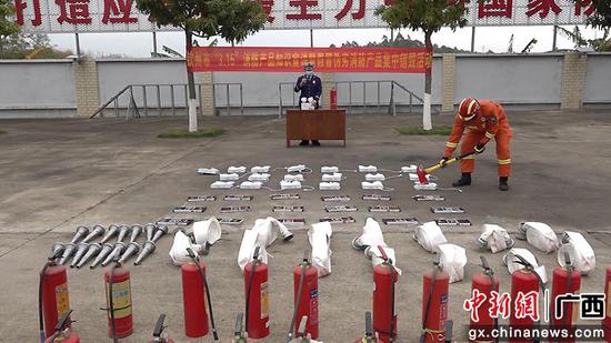 图为钦州消防部门对缴获的一批假冒伪劣消防产品进行销毁。李凯  摄
