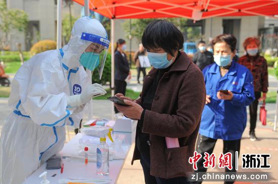 杭州余杭仓前街道社区卫生服务中心开展“一老一小”核酸检测。  王刚 摄