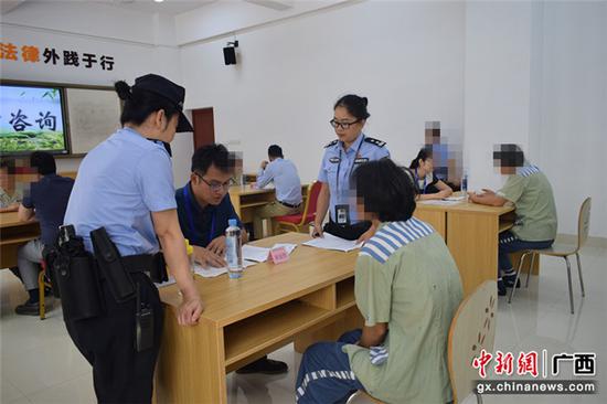 广西女子监狱邀请律师进监开展法律咨询。广西女子监狱 供图