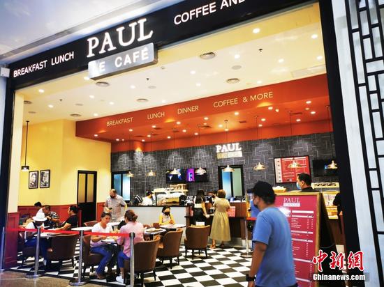 3月16日，菲律宾首都马尼拉CBD马卡蒂商圈一商城内，一家连锁咖啡店新铺开业。包括马尼拉、宿务在内的47个地区在3月16日-31日之间，处于防疫一级警戒状态，商业恢复。 中新社记者 关向东 摄