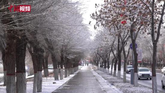 新疆阿勒泰現春日雪凇美景