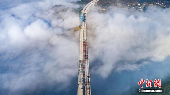 航拍“云端”上的大发渠特大桥。贺晓波 摄