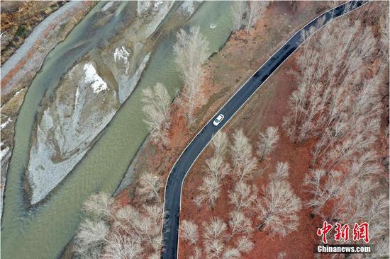 3月16日，无人机航拍新疆维吾尔自治区博尔塔拉蒙古自治州境内的博尔塔拉河谷。 中新社发 胡维斌 摄 图片来源：CNSphoto