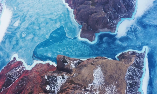 新疆昌吉州瑪納斯縣：冰雪消融 藍湖美如畫