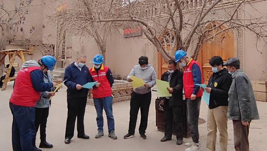 国网喀什供电公司党员服务队深入社区走访住户，普及电力法规，推广线上缴费。