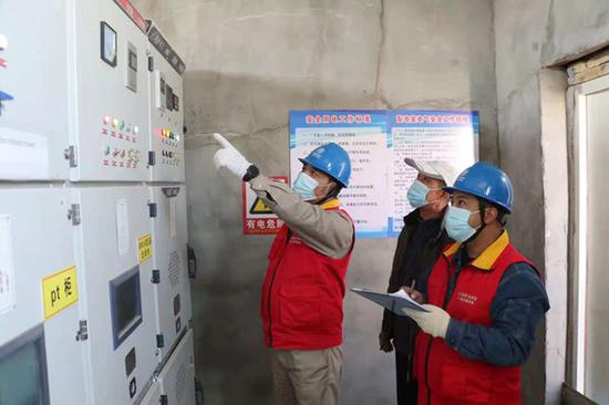 国网阿克苏供电公司党员服务队走访高压用户，开展安全用电检查。