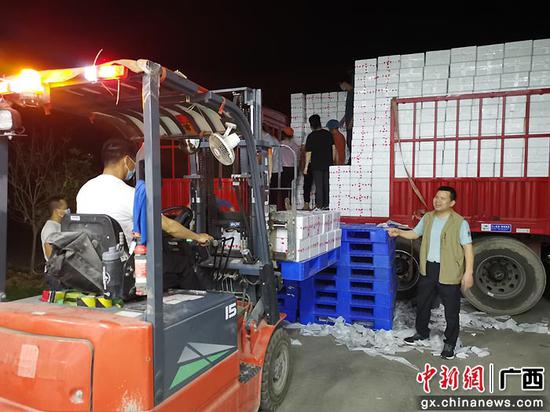 廣西邊境企業員工抓緊裝運貨物發往外地。鄭子湛 攝
