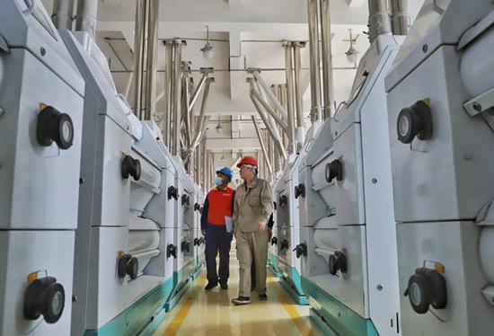 国网昌吉供电公司党员服务队走进当地16家面粉厂检查客户用电设备。