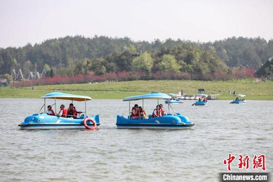游客在云漫湖景区乘坐小船。　瞿宏伦 摄
