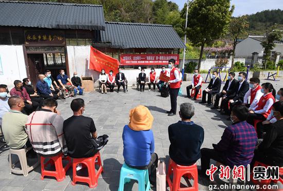 3月18日，贵阳市南明区烟草专卖局的普法志愿者正在普法公益志愿活动现场给村民进行普法宣传。