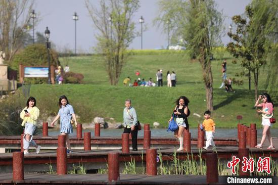 游客在云漫湖景区游览。　瞿宏伦 摄
