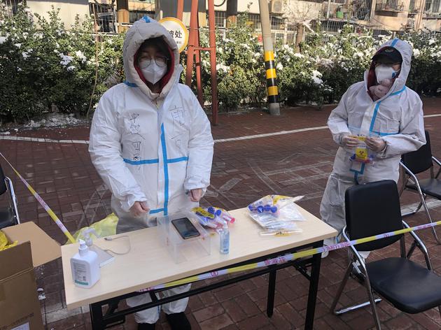 中铁四局三公司志愿者助力核酸检测。 张志奇 摄