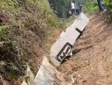 东航一架波音737飞机在广西梧州藤县坠毁 直击空难现场