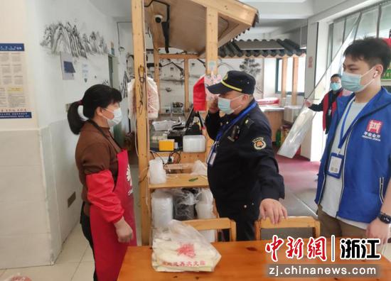 
三江中队执法人员向辖区内一餐饮单位负责人了解垃圾分类、疫情防控等相关情况。  严亚卉 摄