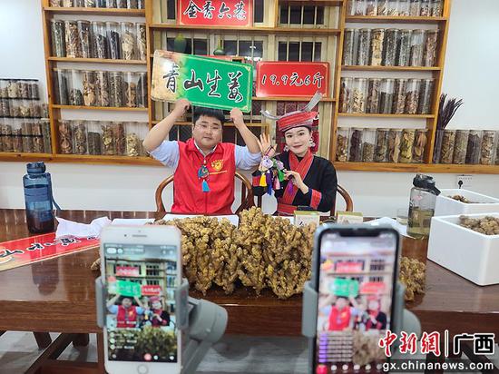 3月17日，金秀瑶族自治县融媒体中心志愿者主播进行公益直播，为姜农直播带货销售生姜。廖晨言  摄