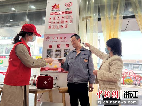“香溢志愿”服务队志愿者驻扎在“香溢红色驿站”。 陈锡娇 摄