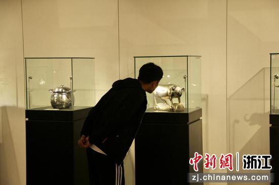 市民参观“壶韵——程志芳银雕作品展”首场展出。  张斌 摄
