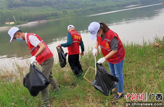 节水护水“绿城”志愿者服务队在湖边捡拾垃圾。罗先彬 摄