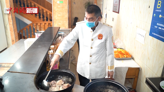 新疆烹飪大師做抓飯 為家鄉修橋筑路培養廚師人才