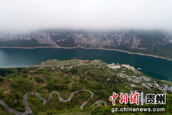 2022年3月22日拍摄的贵州省黔西市新仁苗族乡化屋村乌江一级支流六冲河段（无人机照片）。
