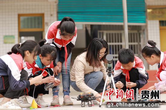 2022年3月21日，贵州省黔西市林泉镇瑶坪小学教师和学生在上科技课。