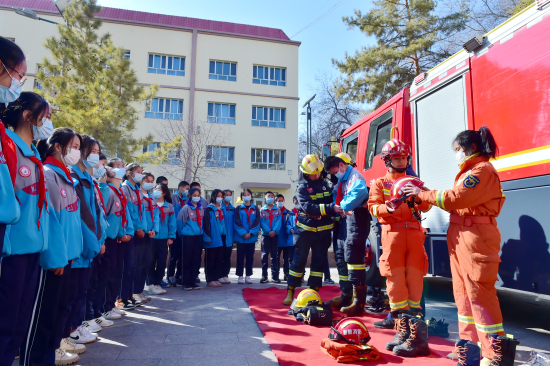 新疆昌吉中小学安全教育日消防套餐进校园师生互动学技能