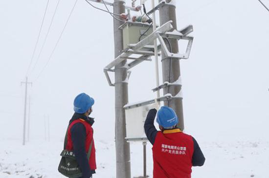3月18日，国网博尔塔拉供电公司党员服务队雪中巡视10千伏圣城二线490号杆塔，保障特殊天气可靠供电。韦家豪 摄