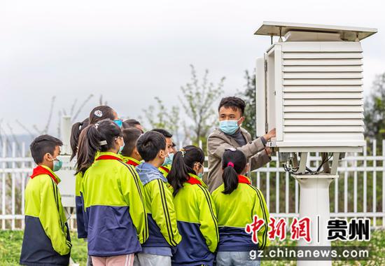 3月22日，学生在贵州省黔西市气象局听业务员讲解空气温度和湿度的测量原理。