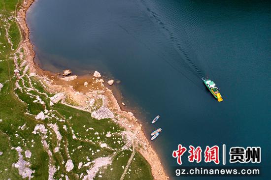 2022年3月22日，贵州省黔西市新仁苗族乡化屋村乌江一级支流六冲河段，保洁员驾驶垃圾打捞船开展日常河道保洁工作（无人机照片）。