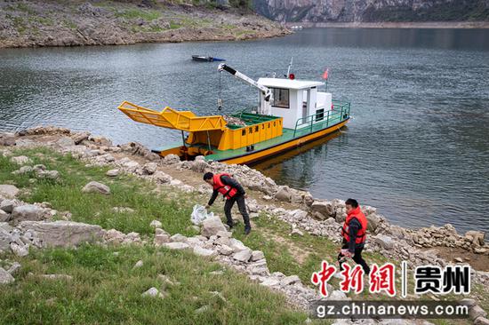 2022年3月22日，贵州省黔西市新仁苗族乡化屋村乌江一级支流六冲河段，保洁员驾驶垃圾打捞船开展日常河道保洁工作。