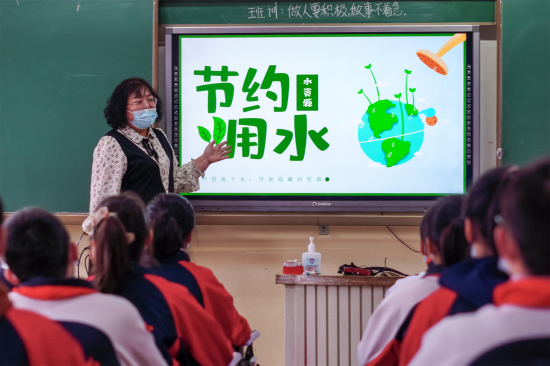 昌吉市第七中学八年级五班举行“节水”主题教育班会课。
