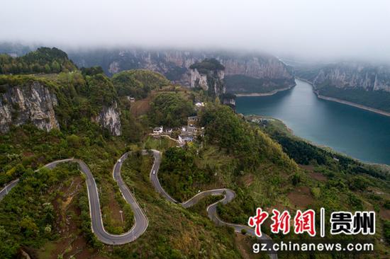 2022年3月22日拍摄的贵州省黔西市新仁苗族乡化屋村乌江一级支流六冲河段（无人机照片）。