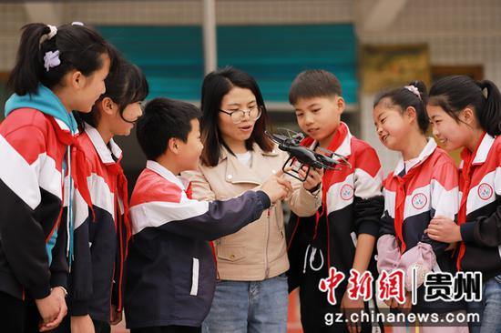 2022年3月21日，贵州省黔西市林泉镇瑶坪小学教师和学生在上科技课。