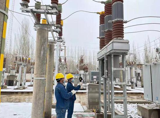 3月20日，国网阿克苏供电公司变电运维中心员工在35千伏博孜墩变电站巡视测温。韩思佳 摄