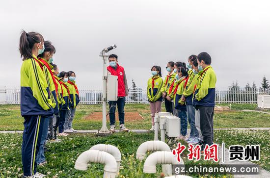 3月22日，学生在贵州省黔西市气象局听业务员介绍数字日照计的功能和用途。