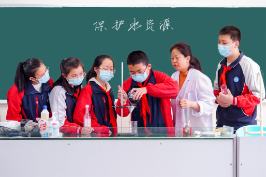 昌吉市第七中学化学老师利用课时间给同学们演示“水的净化”小实验，倡导学生爱水节水。